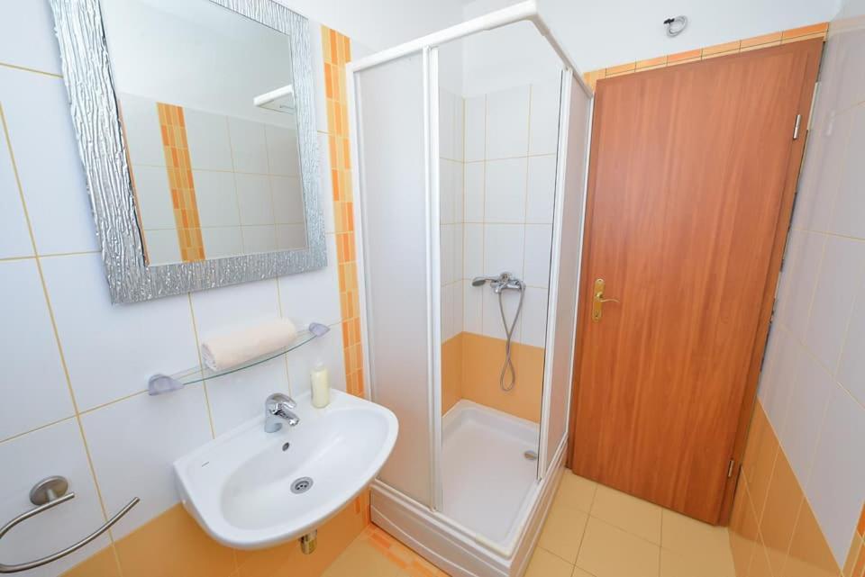 Sreca Apartment Near Beach With Bbq Bibinje Dış mekan fotoğraf