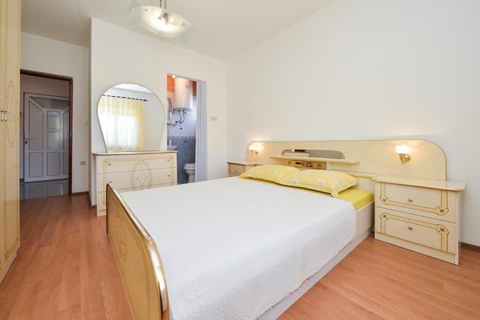 Sreca Apartment Near Beach With Bbq Bibinje Dış mekan fotoğraf